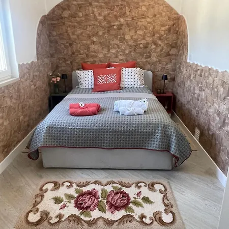 The Yellow Retreat * A dos Cunhados