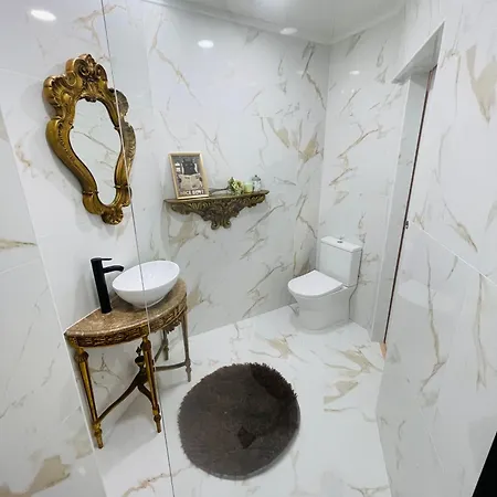 Δωμάτια σε οικογενειακή κατοικία The Yellow Retreat