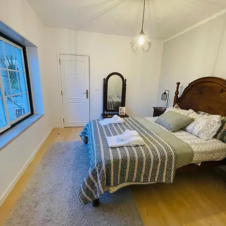 Δωμάτια σε οικογενειακή κατοικία The Yellow Retreat A dos Cunhados