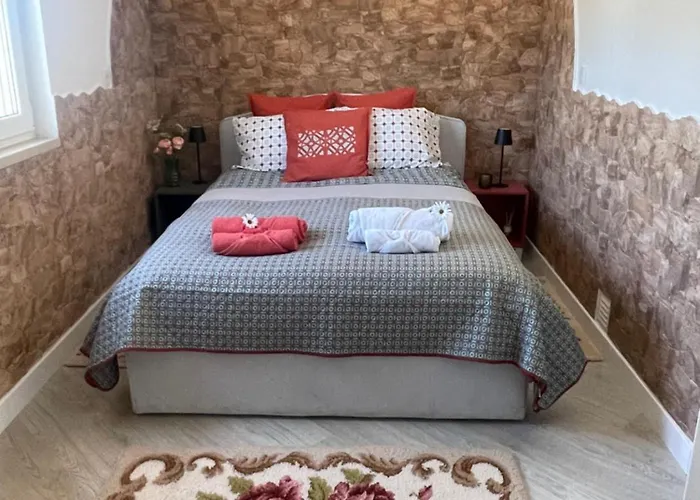 The Yellow Retreat * A dos Cunhados