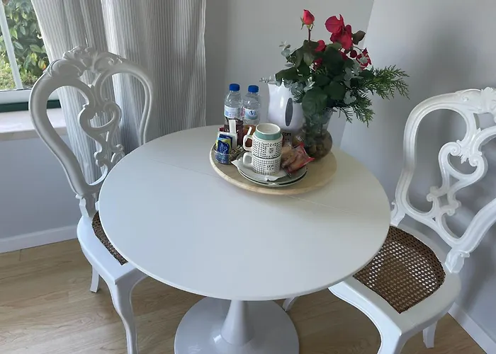 The Yellow Retreat A dos Cunhados